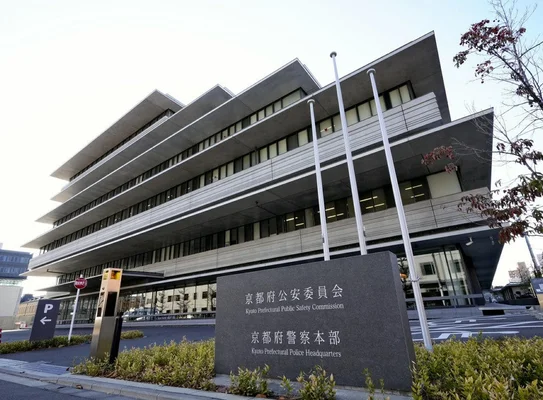 若い男が乗った自転車、職務質問しようと追跡していた巡査のバイクに追突…停止に応じず逃走