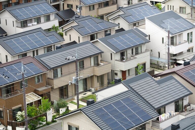日本政府、屋根に「純国産の太陽光パネル」の設置を義務化