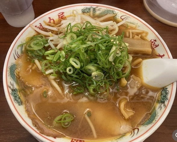 【ラーメン】個人店の廃業が相次ぐ“6000億円”ラーメン市場の中で急成長する「人気ラーメンチェーン」2社の勢い