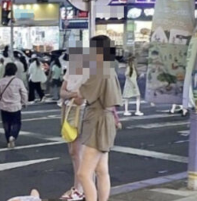 【韓国】 「中国人観光客が路上で子どもに排便させている」投稿された写真に韓国ネットから怒りの声