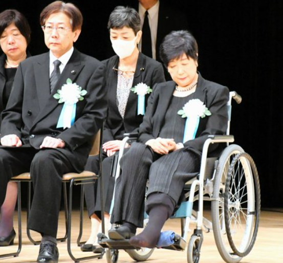 小池都知事、車いすで戦没者追悼式に参列「苦難の歴史を語り継ぐ」