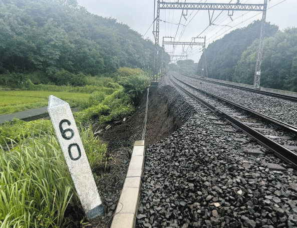 小田急線、線路脇の盛り土崩壊で伊勢原－新松田駅間は終日運転見合わせ　復旧の見通し立たず