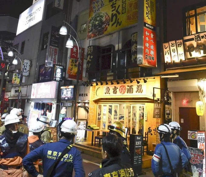 JR新橋駅近くでビル火災、多数の消防車で一時騒然…帰宅途中の女性「煙と焼け焦げた匂いにびっくり」