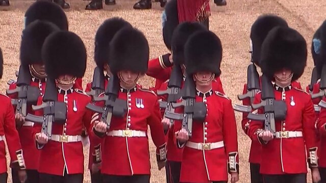 【国際】イギリス近衛兵の“黒い帽子”がピンチ　殺されたクマの毛皮を使用　価格上昇、動物愛護団体はフェイクファーへの切り替えを訴え