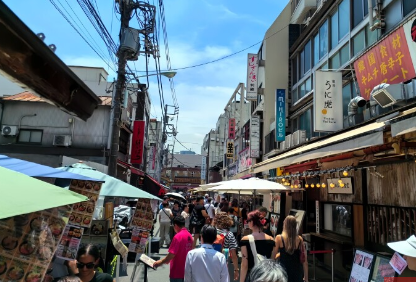 【香港メディア】 日本人のフリをした女性、列に割り込もうとするも阻止される