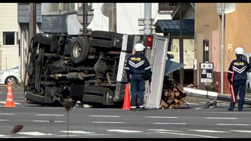 【北海道】クレーンアームが電線に…トラック横転　取材中の記者に激高し殴打　逮捕の運転手男「写真撮影している記者に腹が立った」