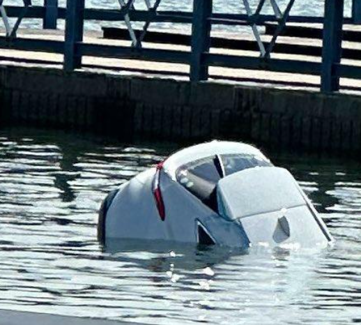 車が柵を突き破り川へ転落　乗っていた高齢男性が救急搬送　徳島市