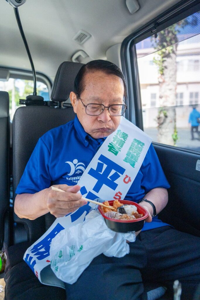 「コンビニ弁当は高すぎる」「庶民アピールはどうなのか」…。平沢勝栄氏がランチ風景を投稿して批判殺到、一体なぜなのか？