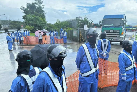 【辺野古警備員死亡事故】現場で防衛局職員批判の横断幕「罪をねつ造、でっち上げ」名誉棄損容疑