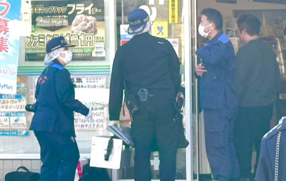 コンビニに上半身裸の男が押し入り現金奪って逃走　現場に刃物のようなもの　店員は軽傷