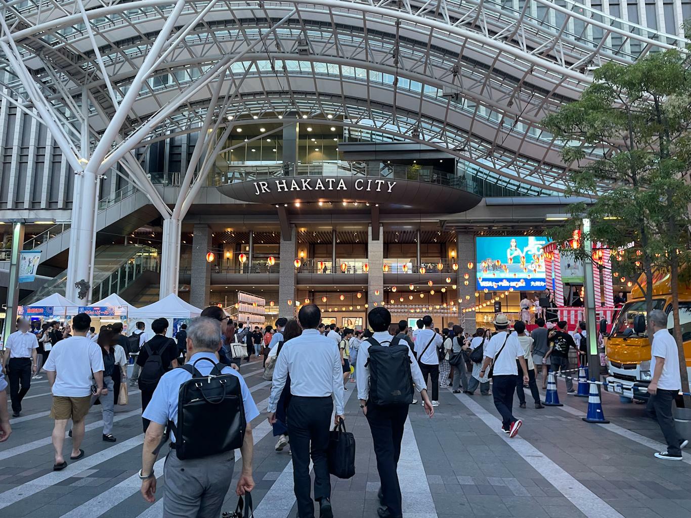 【福岡】「違法駐車の車ぶっ壊そうと」　博多駅前で斧所持した疑いで自称男(41)逮捕