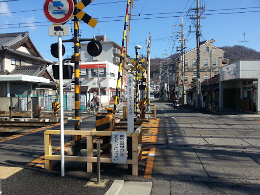 【大阪・柏原市】近鉄電車の踏切で男子中学生と電車が接触し死亡 「遮断機くぐって線路内で寝ころんだ」自殺か