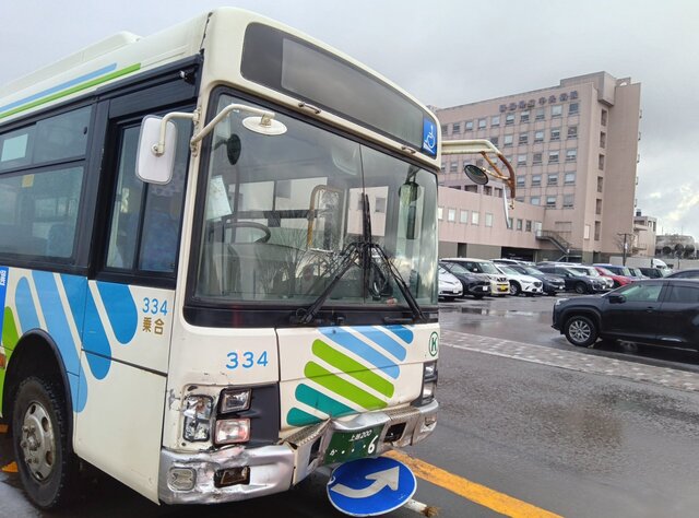 【新潟・上越市】病院前でバスが暴走か車約10台にぶつかる事故　バスの運転手は病院で治療中　上越市の新潟中央病院