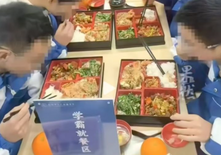 【中国】食べ物で差別…中学校給食で「成績が良ければ高級弁当」