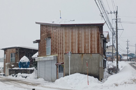 【秋田】雪下ろし中の８０歳男性、屋根から８メートル下の道路に転落して死亡