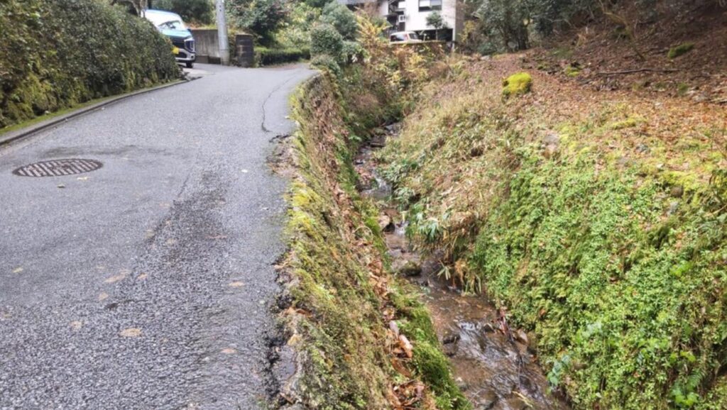 自転車とともに川に倒れている男性を発見　意識不明で搬送　その後死亡