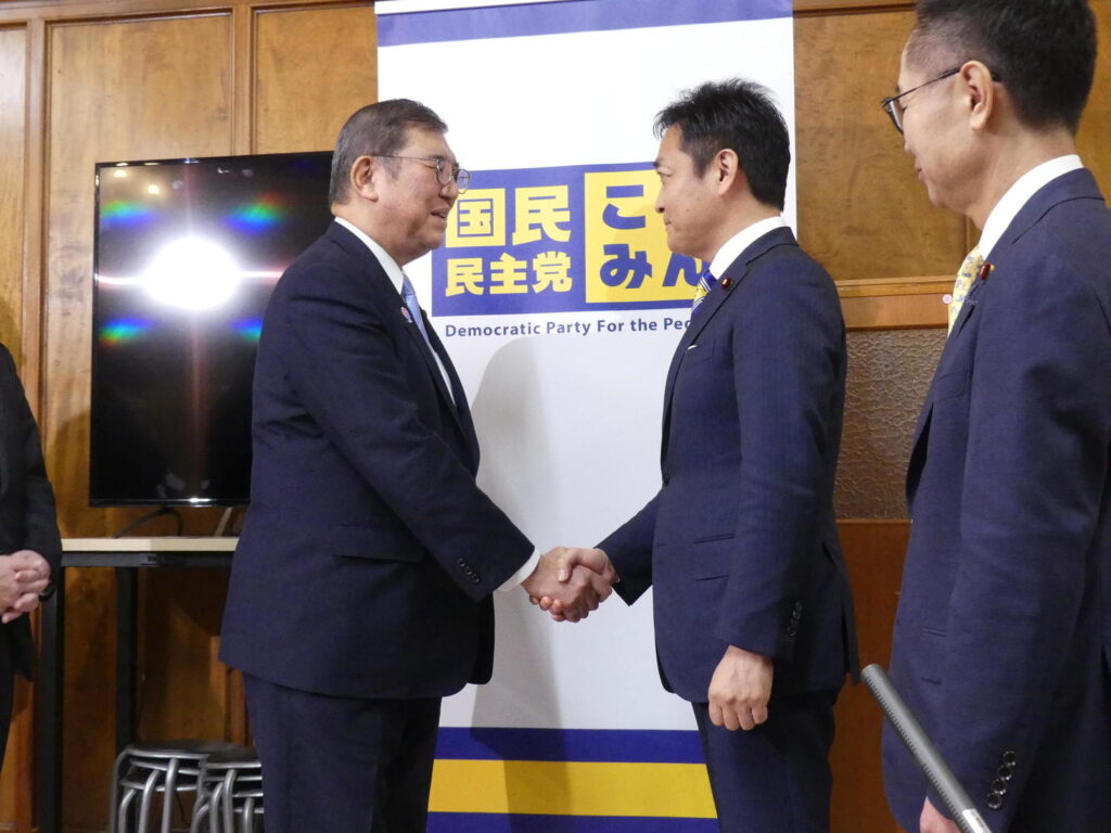 石破首相が「鉄オタ仲間」前原誠司氏と笑顔で握手　玉木代表は淡々と…予算案衆院通過あいさつ回り