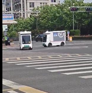 中国の無人配送車2台が交差点で膠着状態どちらも道を譲らず。ネットユーザー「どっちも頑固だな…」